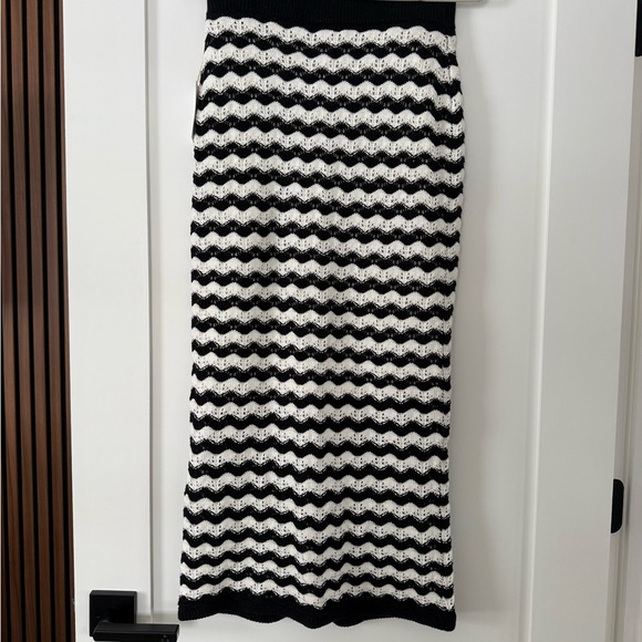 Black and White Chevron Knit Set - Picture 6 of 12